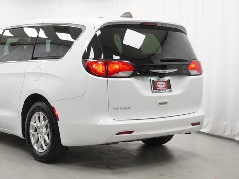 Used 2023 Chrysler Voyager LX image 12