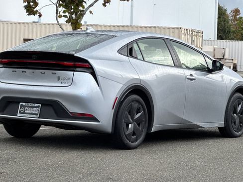 Used 2024 Toyota Prius LE image 4