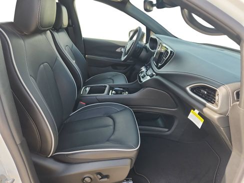 New 2027 Chrysler Pacifica Limited FWD image 24