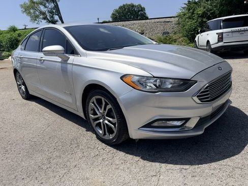 Used 2017 Ford Fusion SE w/ Equipment Group 601A FWD image 3