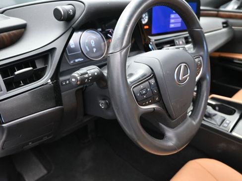 Certified 2023 Lexus ES 300h w/ Premium Package image 12