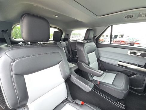 Used 2023 Ford Explorer XLT w/ Equipment Group 202A RWD image 17