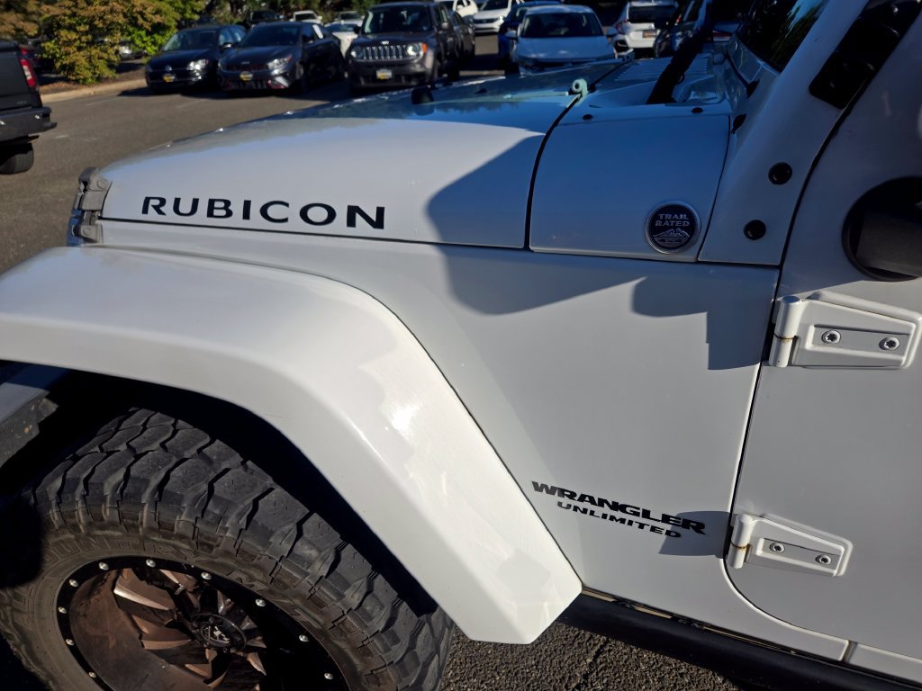 Used 2015 Jeep Wrangler Unlimited Rubicon w/ Connectivity Group AWD/4WD image 10