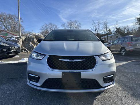 Used 2024 Chrysler Pacifica Touring-L image 2