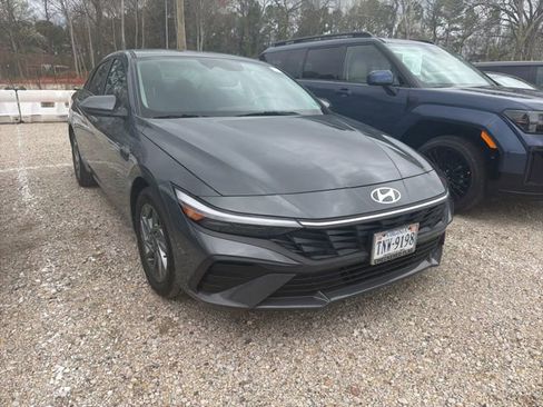 Used 2025 Hyundai Elantra Blue image 1