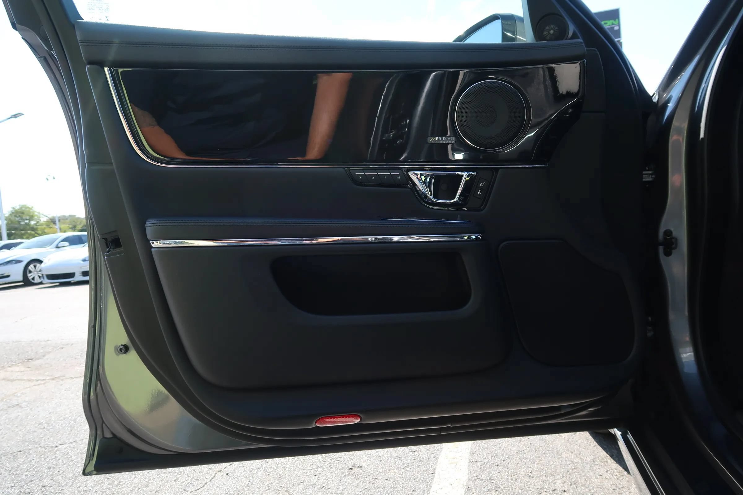 Used 2019 Jaguar XJ R-Sport RWD image 44