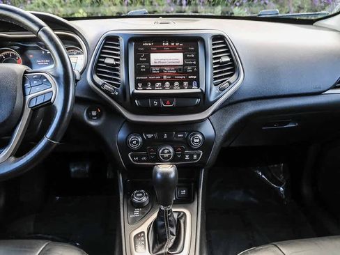 Used 2018 Jeep Cherokee Limited image 12