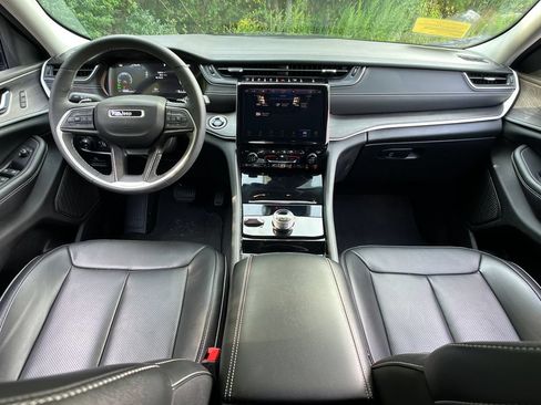 Used 2023 Jeep Grand Cherokee Limited w/ Luxury Tech Group II AWD/4WD image 13