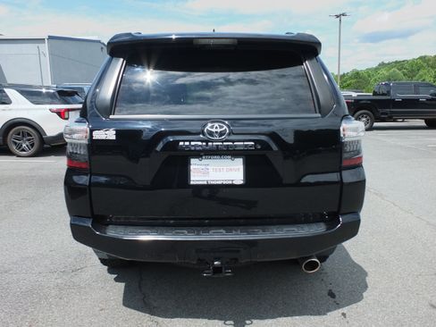 Used 2017 Toyota 4Runner SR5 AWD/4WD image 4