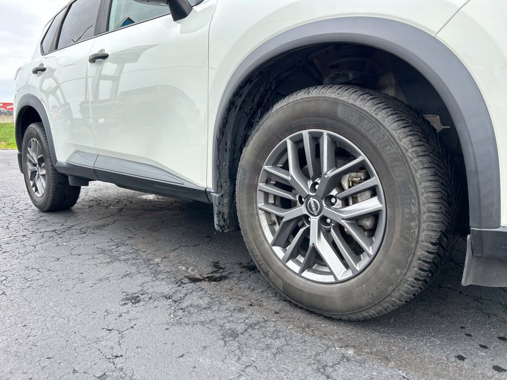 Used 2023 Nissan Rogue S AWD/4WD image 10