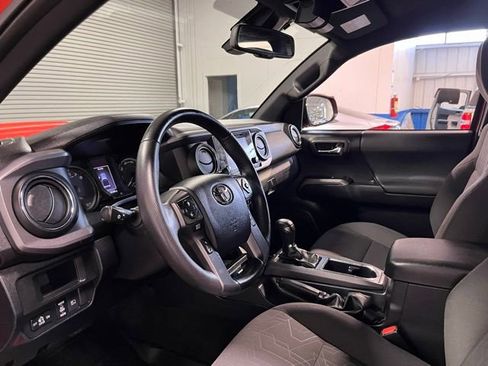 Used 2018 Toyota Tacoma TRD Sport w/ Technology Package image 22