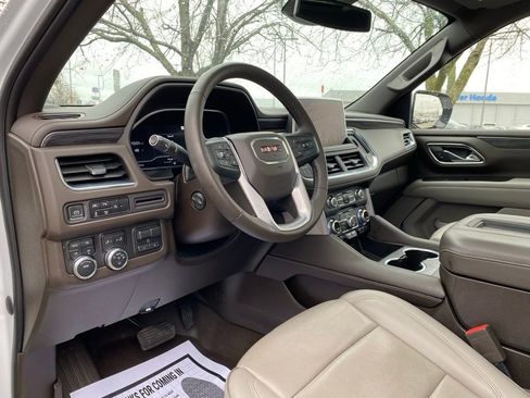 Used 2023 GMC Yukon SLT w/ SLT Premium Package image 9