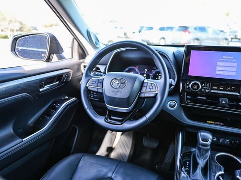 Certified 2025 Toyota Highlander Limited image 4