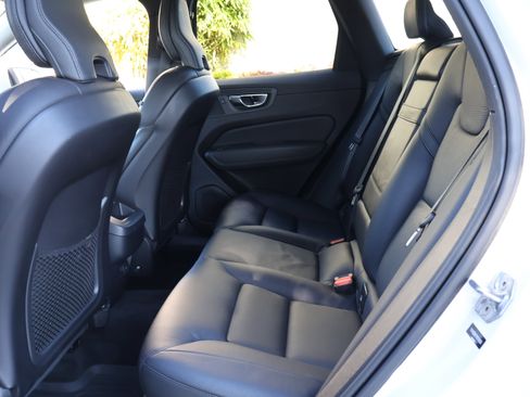 Used 2021 Volvo XC60 T5 Momentum w/ Protection Package Premier image 17