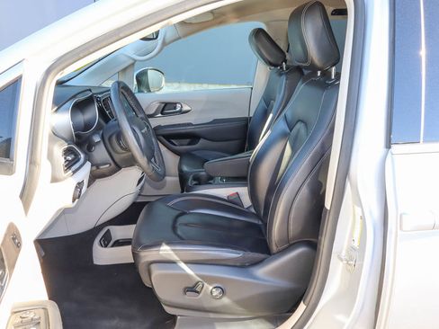 Used 2023 Chrysler Pacifica Touring-L FWD image 7