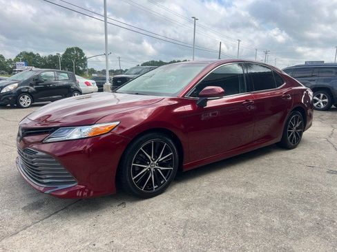 Used 2018 Toyota Camry XLE image 11