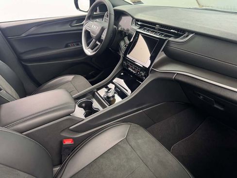 New 2025 Jeep Grand Cherokee L Laredo image 19