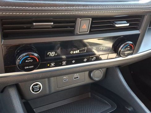 Used 2023 Nissan Rogue SV image 16