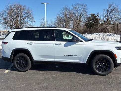 Used 2025 Jeep Grand Cherokee L Altitude image 16