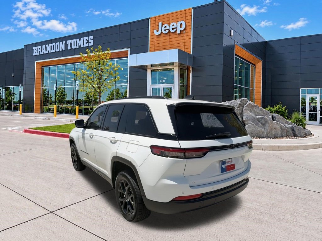 Used 2025 Jeep Grand Cherokee Altitude RWD image 6