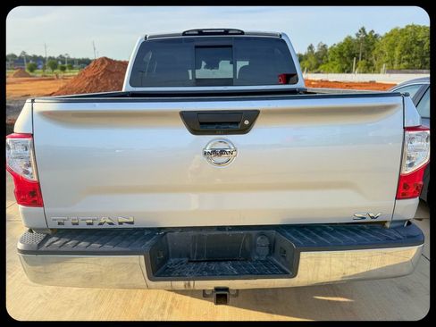 Used 2019 Nissan Titan SV RWD image 3
