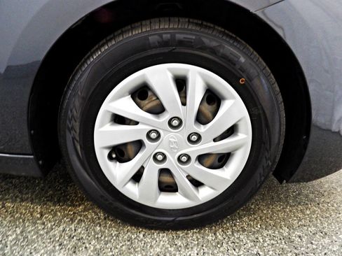 Used 2020 Hyundai Elantra SE FWD image 21