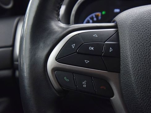 Used 2018 Jeep Grand Cherokee Laredo image 31