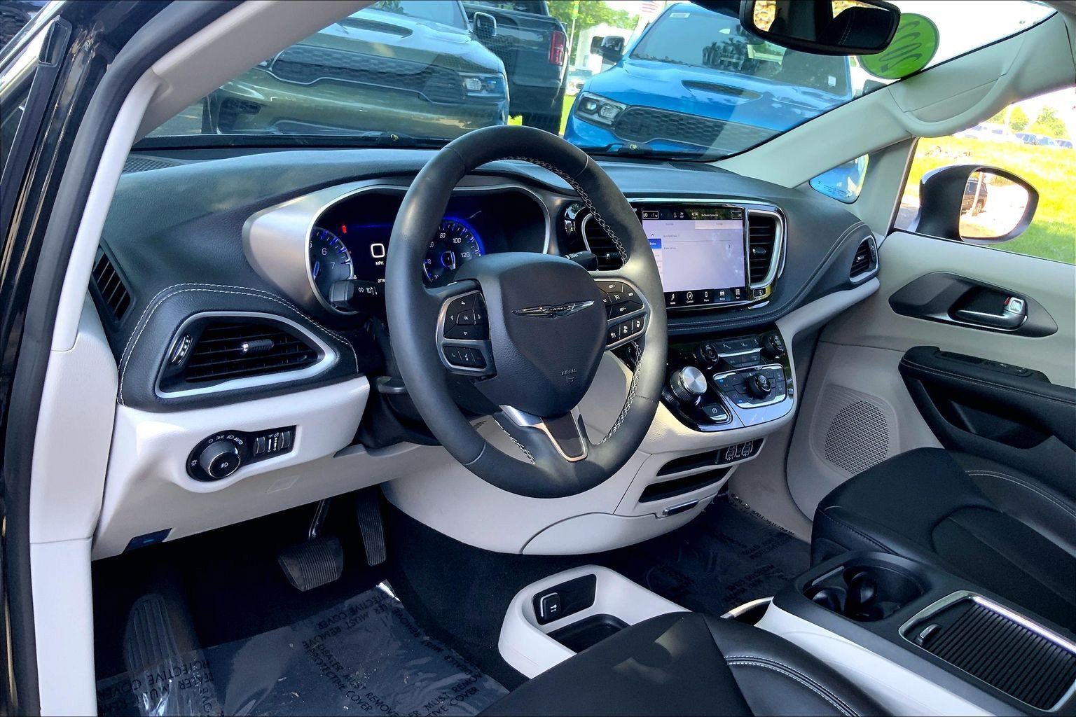 Certified 2023 Chrysler Pacifica Touring-L AWD/4WD image 12