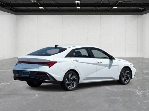Used 2025 Hyundai Elantra SEL FWD image 5