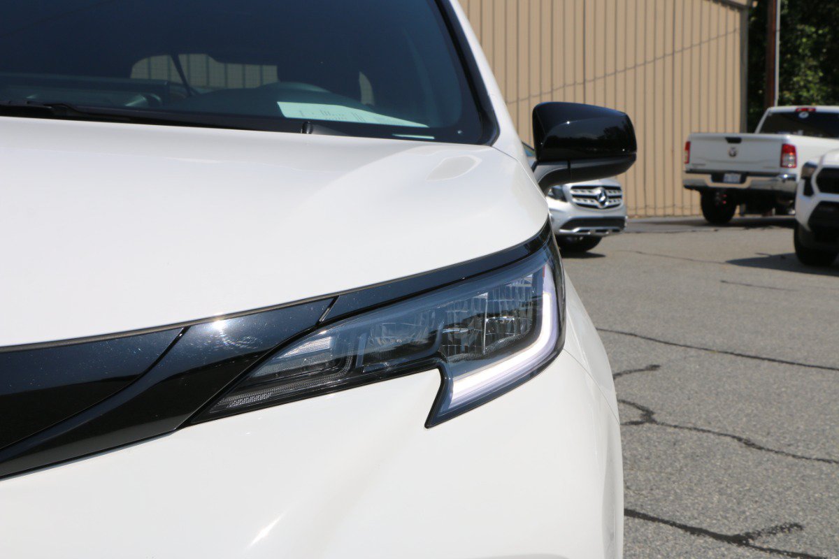Used 2025 Toyota Sienna XSE AWD/4WD image 13