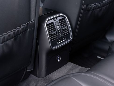 Certified 2025 Porsche Macan AWD/4WD image 27