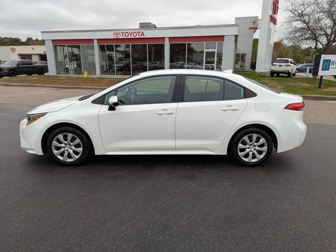 Used 2022 Toyota Corolla LE image 2