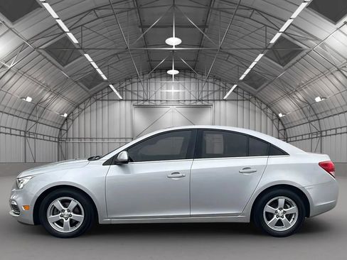 Used 2016 Chevrolet Cruze LT image 2