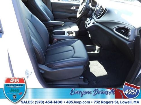 New 2026 Chrysler Pacifica Select image 10