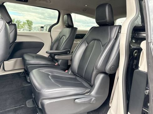 Used 2024 Chrysler Pacifica Limited FWD image 23