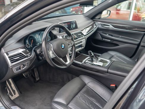 Used 2018 BMW 750i image 8