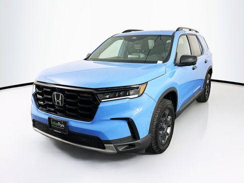 Used 2025 Honda Pilot TrailSport image 3