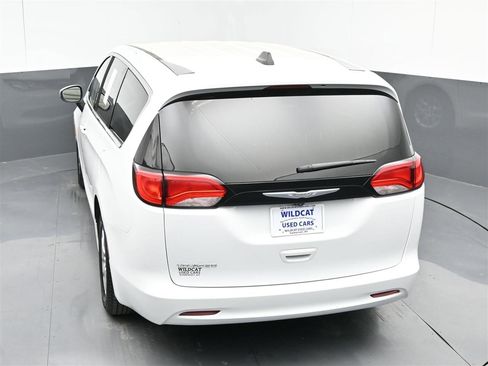 Used 2023 Chrysler Voyager LX image 27