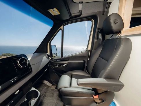 Used 2021 Mercedes-Benz Sprinter 2500 image 63