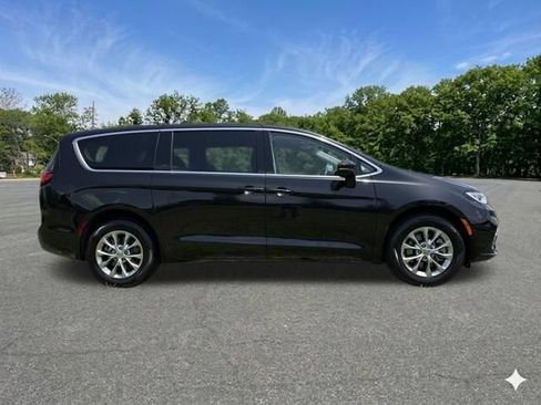 Used 2023 Chrysler Pacifica Touring-L AWD/4WD image 10