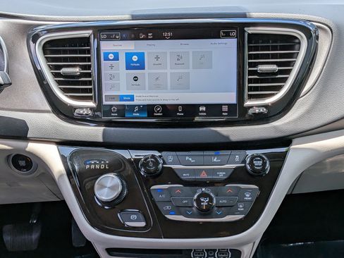 Used 2023 Chrysler Pacifica Touring-L FWD image 21