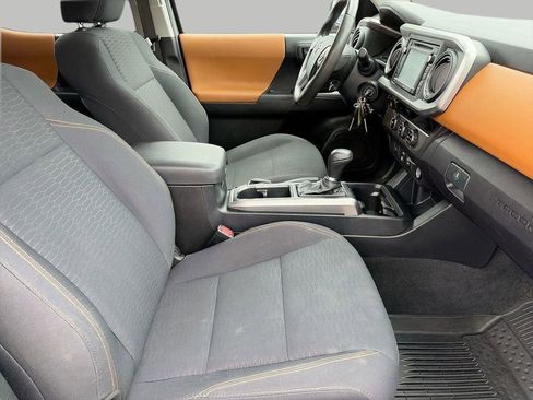 Used 2018 Toyota Tacoma SR5 RWD image 8