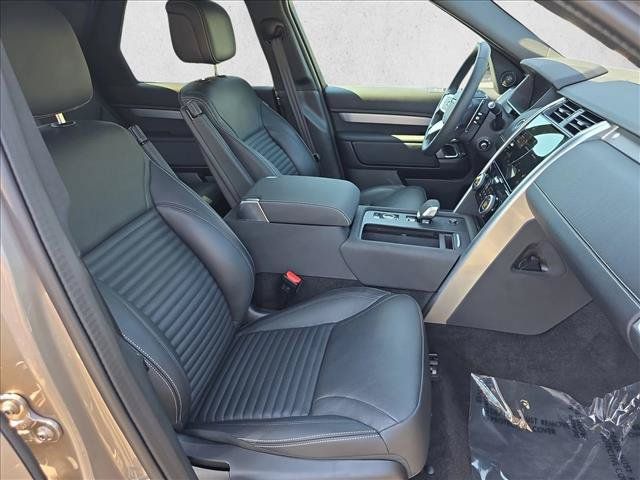 Used 2025 Land Rover Discovery Dynamic SE AWD/4WD image 10