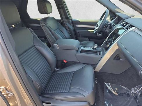 Used 2025 Land Rover Discovery Dynamic SE AWD/4WD image 10