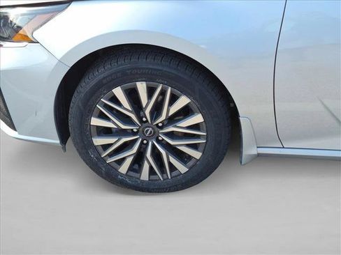 Used 2023 Nissan Altima 2.5 SV w/ SV Premium Package AWD/4WD image 12