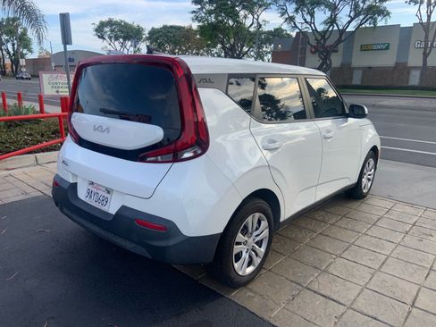 Used 2022 Kia Soul LX FWD image 3