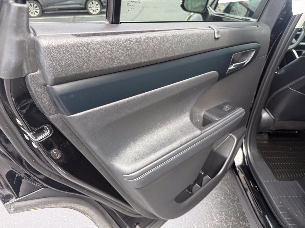 Used 2023 Toyota Highlander XLE AWD/4WD image 16