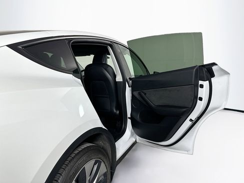 Used 2023 Tesla Model Y Long Range image 29