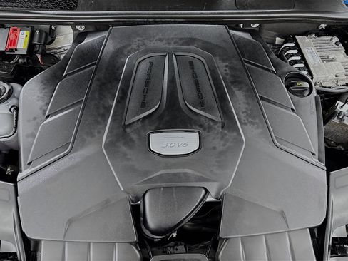 Used 2021 Porsche Cayenne w/ Driver Memory Package image 37