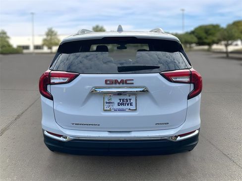 Used 2024 GMC Terrain SLT image 5